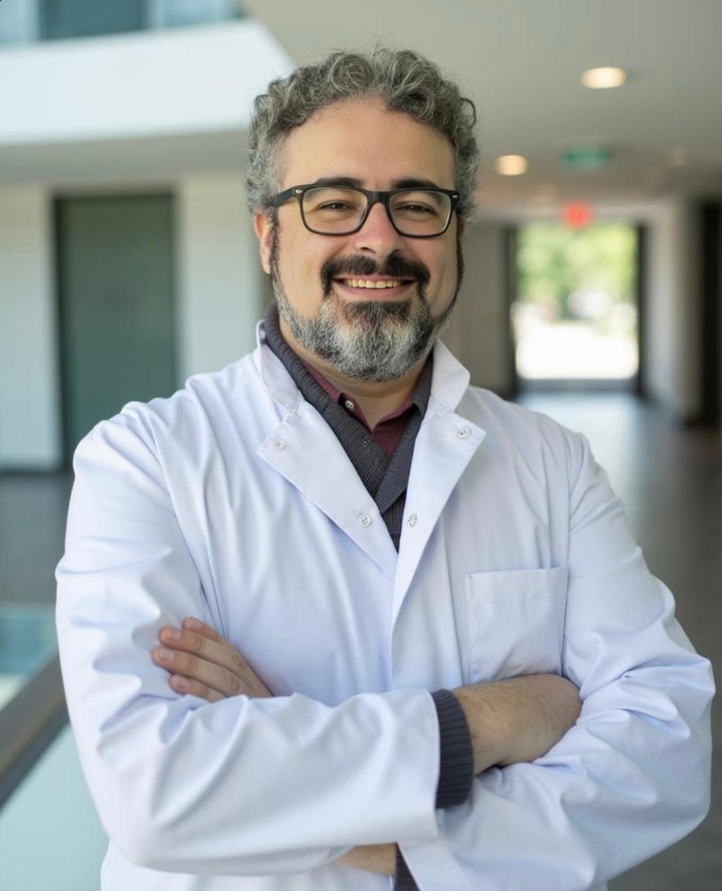 Dr. Felipe Herrera, médico de longevidad, en consulta